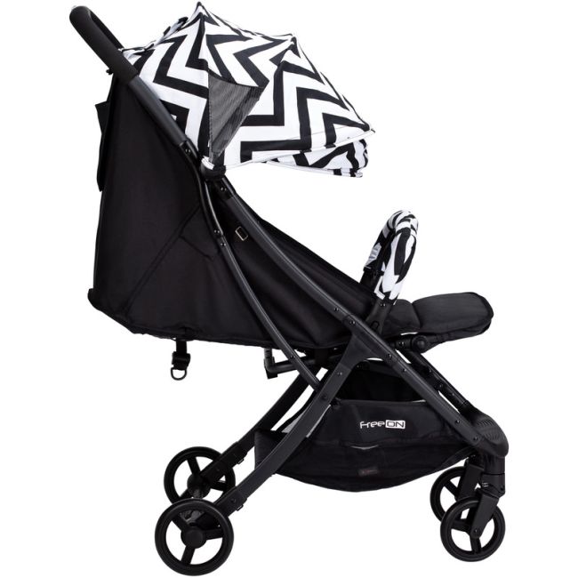 Carucior sport pliabil tip troler, Solo, Tehnologia inovatoare One-Hand Folding, Greutate 6 kg, Cu capotina UPF 50+, Pliere compacta pentru avion, Conform cu standardul european de securitate EN 1888-1:2018, FreeON, Black/White BYN48617