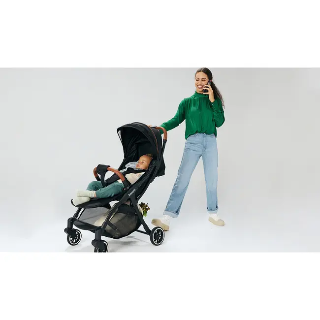 Lionelo - Carucior sport Julie One, De la nastere, Greutate redusa, Cu accesorii, Cadru din aluminiu, 0-22 kg, Conform cu standardele europene de securitate EN1888-1 si EN1888-2, Negru/Auriu BYNLO-JULIE_ONE_BLACK_GOLD