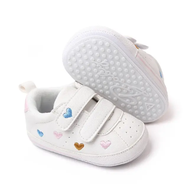 Adidasi albi cu inimioare colorate brodate (marime disponibila: 6-9 luni (marimea 19 incaltaminte)) mdbl2312-1-sa26.6-9 luni (marimea 19 incaltaminte)