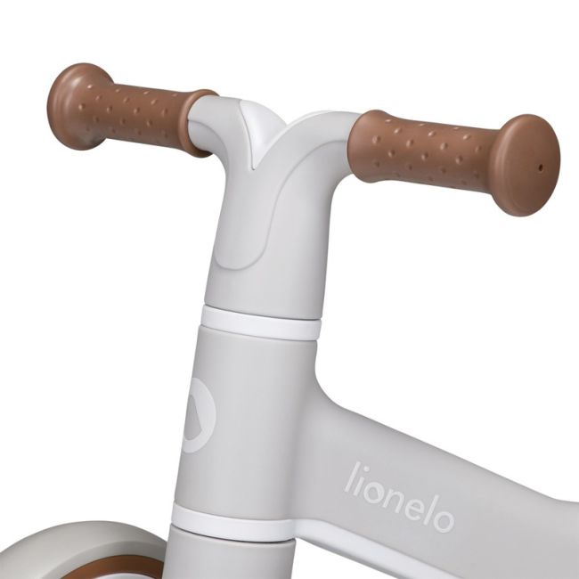 Lionelo - Bicicleta fara pedale Villy, Cu 4 roti, Din spuma EVA si TPR, Stabila, Manere moi, antiderapante, 12- 36 luni, Sustine pana la 30 kg, Certificata EN 71-1:2014, EN 71-2:2011, EN 71-3:2019, Bej BYNLOE-VILLY_ BEIGE_LATTE