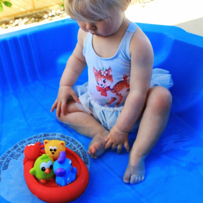 Set 3 animalute de baie si barca plutitoare, Fara gauri, Cu gentuta pentru transport, Fara BPA, Splash and Float Friends, Playgro, Multicolor BYN188414
