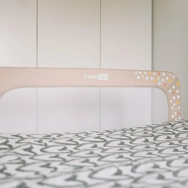 Bariera de protectie pentru pat bebe, Rabatabila, Instalare usoara, Dimensiune 135 x 57 cm, FreeON, Little Dots, Beige BYN48464