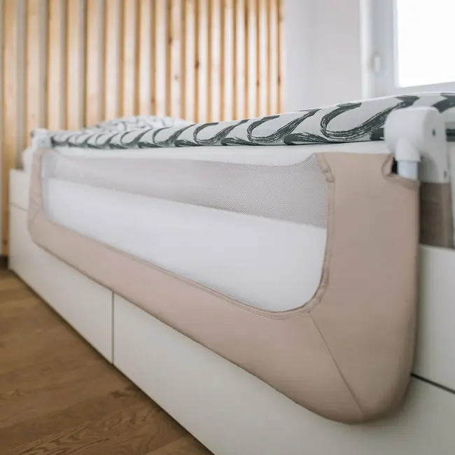 Bariera de protectie pentru pat bebe, Rabatabila, Instalare usoara, Dimensiune 135 x 57 cm, FreeON, Little Dots, Beige BYN48464