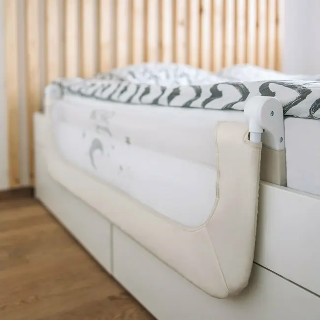 Bariera de protectie pentru pat bebe, Rabatabila, Instalare usoara, Dimensiune 135 x 57 cm, FreeON, Sweet Dreams, Light Beige BYN48471