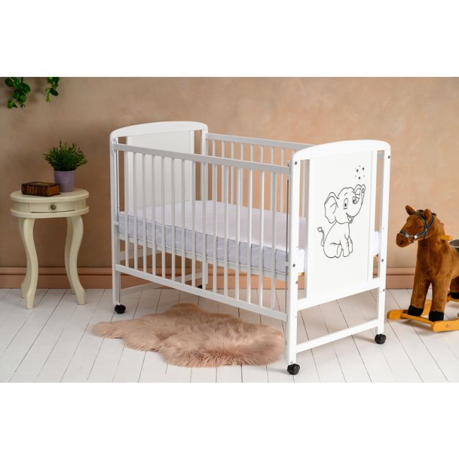 Qmini - Patut din lemn Timmi Elephant 120x60 cm, Cu laterala culisanta, Din lemn de pin si mdf, Stabil si rezistent, Inaltime saltea reglabila pe 3 nivele, Laterala cu 3 bete detasabile, EN716-1, EN716-2, Alb + Saltea 10 cm BYNQMTIME10CM03AL