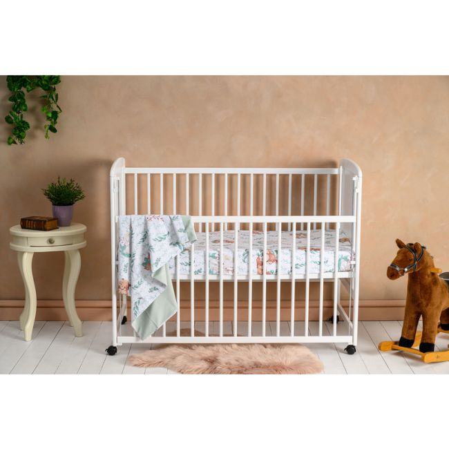 Qmini - Patut din lemn Timmi Elephant 120x60 cm, Cu laterala culisanta, Din lemn de pin si mdf, Stabil si rezistent, Inaltime saltea reglabila pe 3 nivele, Laterala cu 3 bete detasabile, EN716-1, EN716-2, Alb + Saltea 10 cm BYNQMTIME10CM03AL