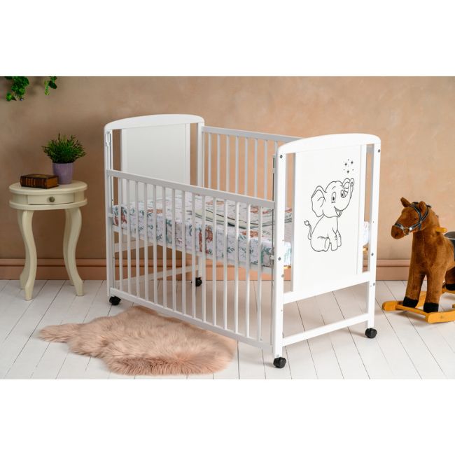 Qmini - Patut din lemn Timmi Elephant 120x60 cm, Cu laterala culisanta, Din lemn de pin si mdf, Stabil si rezistent, Inaltime saltea reglabila pe 3 nivele, Laterala cu 3 bete detasabile, EN716-1, EN716-2, Alb + Saltea 10 cm BYNQMTIME10CM03AL