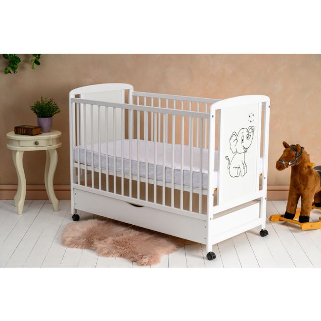 Qmini - Patut din lemn Timmi Elephant 120x60 cm, Cu sertar, Din lemn de pin si mdf, Stabil si rezistent, Inaltime saltea reglabila pe 3 nivele, Laterala cu 3 bete detasabile, EN716-1, EN716-2, Alb BYNQMTIME02AL