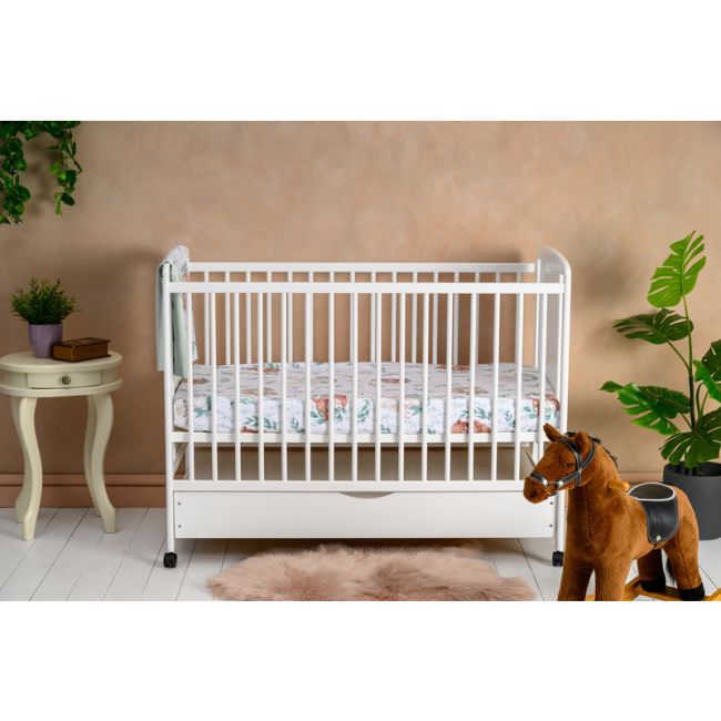 Qmini - Patut din lemn Timmi Elephant 120x60 cm, Cu sertar, Din lemn de pin si mdf, Stabil si rezistent, Inaltime saltea reglabila pe 3 nivele, Laterala cu 3 bete detasabile, EN716-1, EN716-2, Alb BYNQMTIME02AL