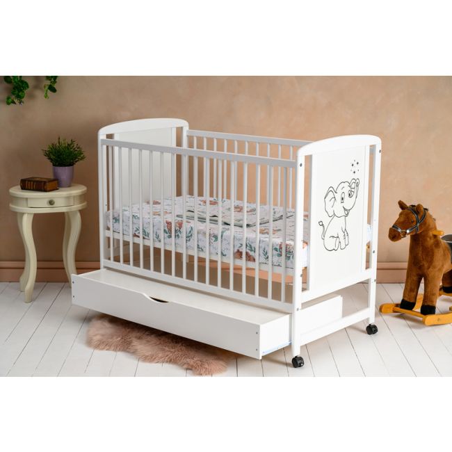 Qmini - Patut din lemn Timmi Elephant 120x60 cm, Cu sertar, Din lemn de pin si mdf, Stabil si rezistent, Inaltime saltea reglabila pe 3 nivele, Laterala cu 3 bete detasabile, EN716-1, EN716-2, Alb BYNQMTIME02AL