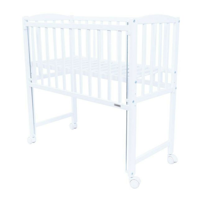 Patut din lemn certificat FSC cu laterala culisanta, Cu roti, 90x40 cm, Mateo, Conform cu standardele de siguranta EN 716-1:2008, EN 716-2:2008, New Baby, White BYN51057
