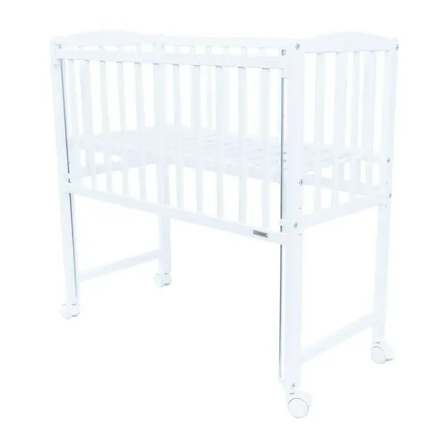 Patut din lemn certificat FSC cu laterala culisanta, Cu roti, 90x40 cm, Mateo, Conform cu standardele de siguranta EN 716-1:2008, EN 716-2:2008, New Baby, White BYN51057