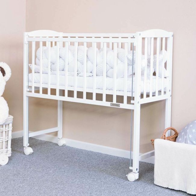 Patut din lemn certificat FSC cu laterala culisanta, Cu roti, 90x40 cm, Mateo, Conform cu standardele de siguranta EN 716-1:2008, EN 716-2:2008, New Baby, White BYN51057