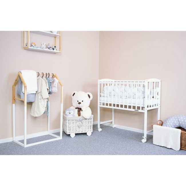 Patut din lemn certificat FSC cu laterala culisanta, Cu roti, 90x40 cm, Mateo, Conform cu standardele de siguranta EN 716-1:2008, EN 716-2:2008, New Baby, White BYN51057