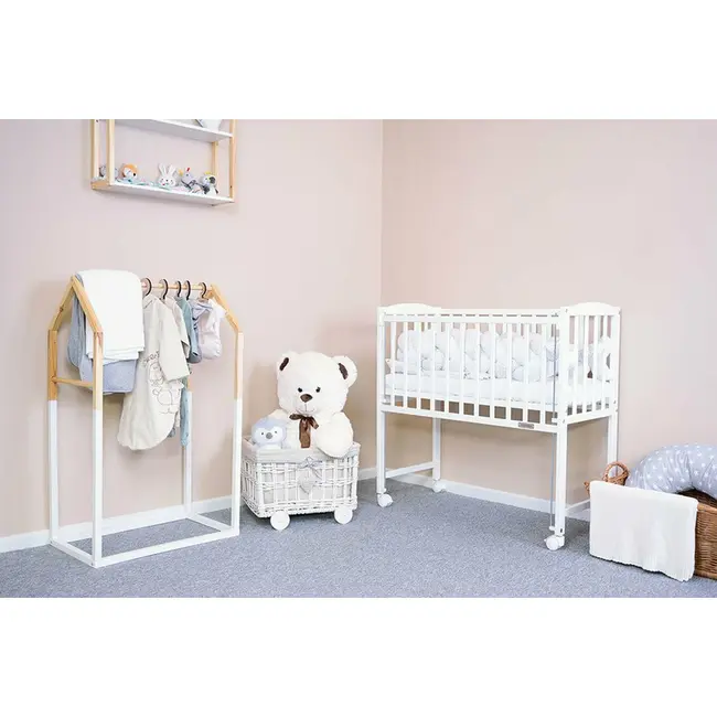 Patut din lemn certificat FSC cu laterala culisanta, Cu roti, 90x40 cm, Mateo, Conform cu standardele de siguranta EN 716-1:2008, EN 716-2:2008, New Baby, White BYN51057