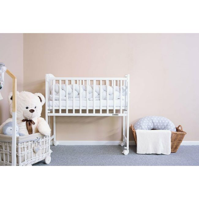 Patut din lemn certificat FSC cu laterala culisanta, Cu roti, 90x40 cm, Mateo, Conform cu standardele de siguranta EN 716-1:2008, EN 716-2:2008, New Baby, White BYN51057
