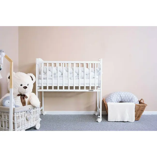 Patut din lemn certificat FSC cu laterala culisanta, Cu roti, 90x40 cm, Mateo, Conform cu standardele de siguranta EN 716-1:2008, EN 716-2:2008, New Baby, White BYN51057