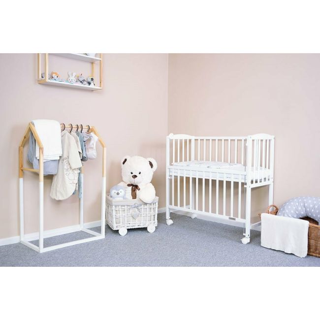 Patut din lemn certificat FSC cu laterala culisanta, Cu roti, 90x40 cm, Mateo, Conform cu standardele de siguranta EN 716-1:2008, EN 716-2:2008, New Baby, White BYN51057