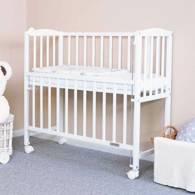 Patut din lemn certificat FSC cu laterala culisanta, Cu roti, 90x40 cm, Mateo, Conform cu standardele de siguranta EN 716-1:2008, EN 716-2:2008, New Baby, White BYN51057