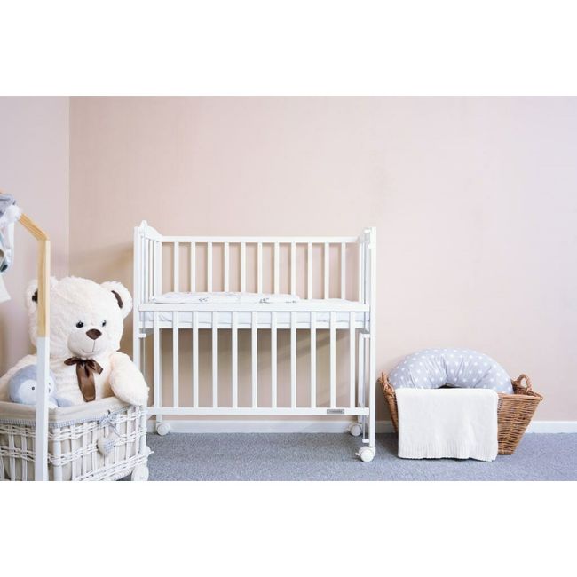 Patut din lemn certificat FSC cu laterala culisanta, Cu roti, 90x40 cm, Mateo, Conform cu standardele de siguranta EN 716-1:2008, EN 716-2:2008, New Baby, White BYN51057