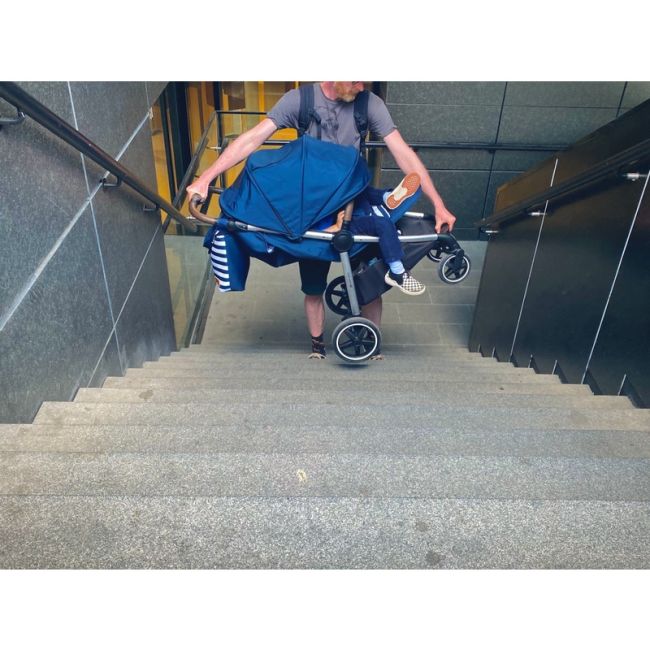 Petite&Mars - Carucior sport, Royal, Include husa pentru scaun, husa pentru picioare, geanta pentru scutece si capotina extensibila, Cu fereastra, Impermeabila, Cu SPF 50, Aluminiu, 0-22 kg, 111 x 57 x 86 cm, Mature Olive BYN466500+566841