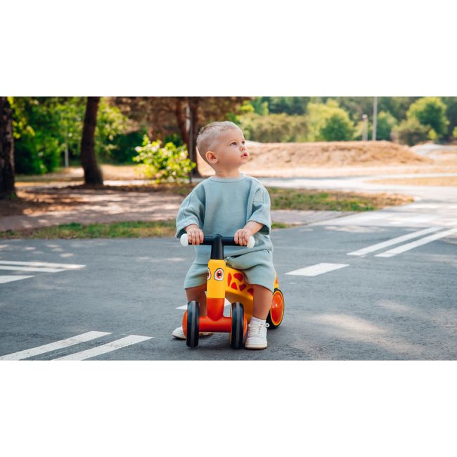 Lionelo - Bicicleta fara pedale, Sammy, Cu 4 roti, Din spuma EVA, Stabila, Manere moi, antiderapante, 12- 36 luni, Greutate maxima suportata 25 kg, Certificata EN 71-1:2014, EN 71-2:2011, EN 71-3:2019, Galben BYNLOE-SAMMY_YELLOW_HONEY