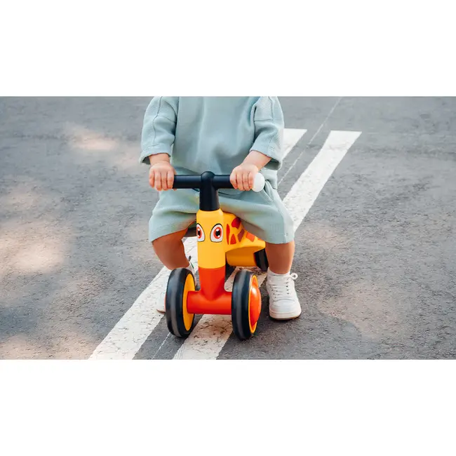 Lionelo - Bicicleta fara pedale, Sammy, Cu 4 roti, Din spuma EVA, Stabila, Manere moi, antiderapante, 12- 36 luni, Greutate maxima suportata 25 kg, Certificata EN 71-1:2014, EN 71-2:2011, EN 71-3:2019, Galben BYNLOE-SAMMY_YELLOW_HONEY