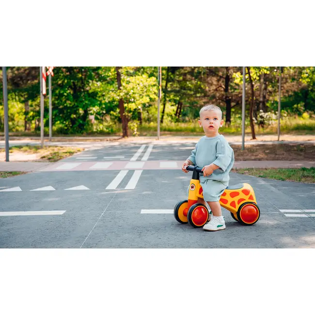 Lionelo - Bicicleta fara pedale, Sammy, Cu 4 roti, Din spuma EVA, Stabila, Manere moi, antiderapante, 12- 36 luni, Greutate maxima suportata 25 kg, Certificata EN 71-1:2014, EN 71-2:2011, EN 71-3:2019, Galben BYNLOE-SAMMY_YELLOW_HONEY