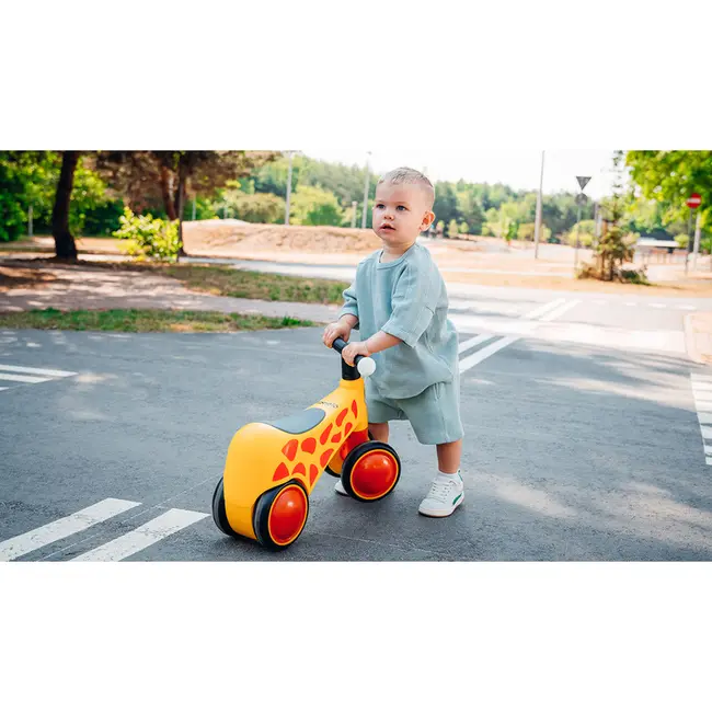 Lionelo - Bicicleta fara pedale, Sammy, Cu 4 roti, Din spuma EVA, Stabila, Manere moi, antiderapante, 12- 36 luni, Greutate maxima suportata 25 kg, Certificata EN 71-1:2014, EN 71-2:2011, EN 71-3:2019, Galben BYNLOE-SAMMY_YELLOW_HONEY