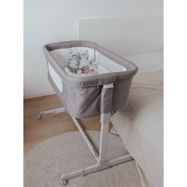 Feedo - Patut co-sleeper, Pliabil, Reglabil in 5 pozitii, Cu laterala detasabila, Include geanta de transport si salteluta, Cu roti, Greutate maxima suportata 9 kg, 0-5 luni, Gri BYN925112