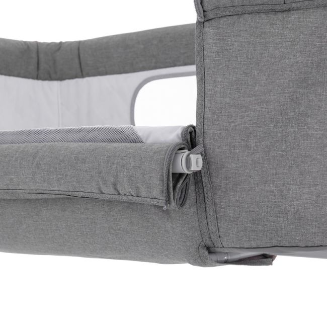 Feedo - Patut co-sleeper, Pliabil, Reglabil in 5 pozitii, Cu laterala detasabila, Include geanta de transport si salteluta, Cu roti, Greutate maxima suportata 9 kg, 0-5 luni, Gri BYN925112