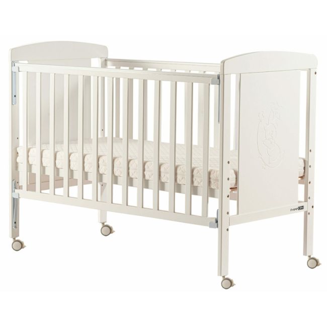 Patut cu laterala culisanta Mia, 120x60 cm, Din lemn de pin si mdf, Cu roti, Cu sina speciala pentru dentitie, Stabil si rezistent, Suport pentru saltea reglabil, FreeON, White BYN49171