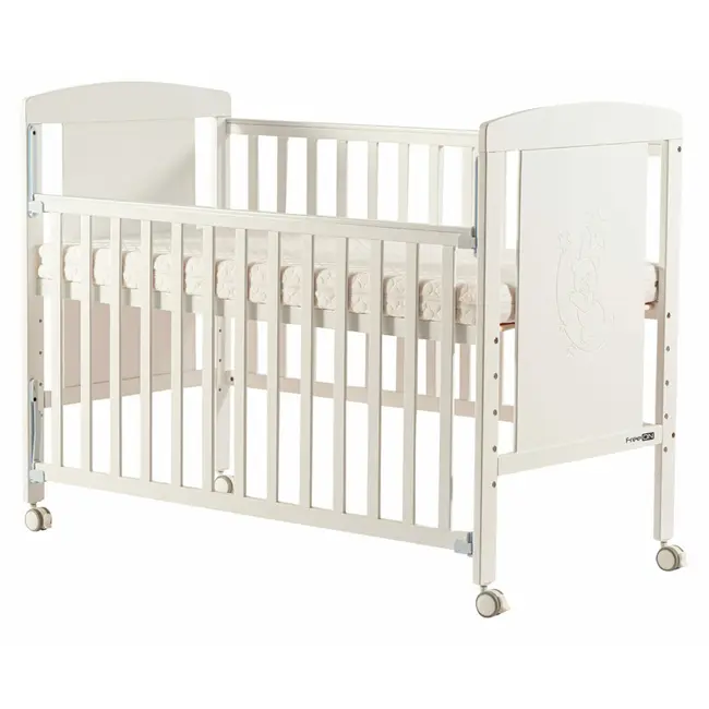 Patut cu laterala culisanta Mia, 120x60 cm, Din lemn de pin si mdf, Cu roti, Cu sina speciala pentru dentitie, Stabil si rezistent, Suport pentru saltea reglabil, FreeON, White BYN49171