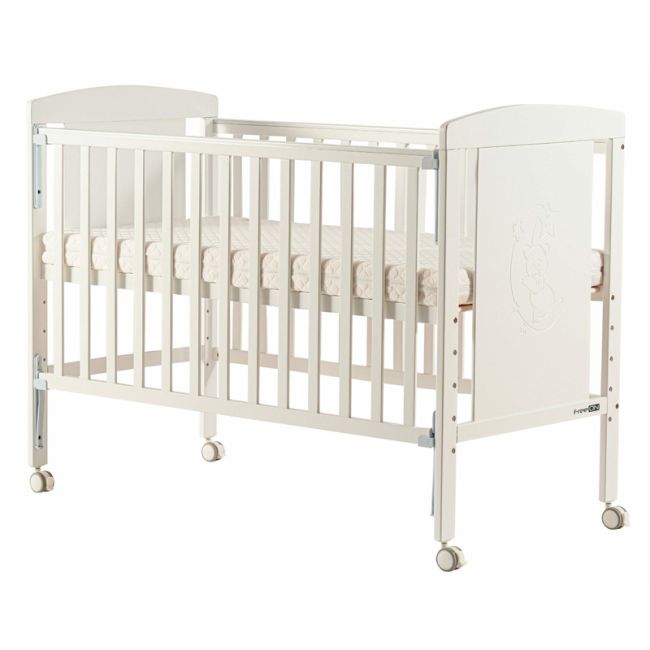 Patut cu laterala culisanta Mia, 120x60 cm, Din lemn de pin si mdf, Cu roti, Cu sina speciala pentru dentitie, Stabil si rezistent, Suport pentru saltea reglabil, FreeON, White BYN49171