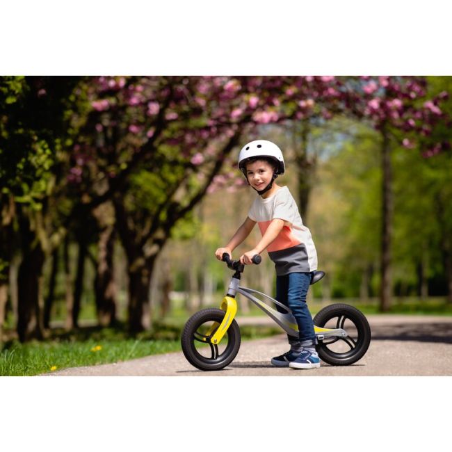 Lionelo - Bicicleta usoara Bart Tour, Fara pedale, Cu cadru din magneziu, Cu ghidon si sa reglabile, Greutate 3.8 Kg, 12 inch, Conform cu standardul european de securitate EN71, Pink Bubblegum BYNLOE-BART_TOUR_PINK_BUBBLEGUM