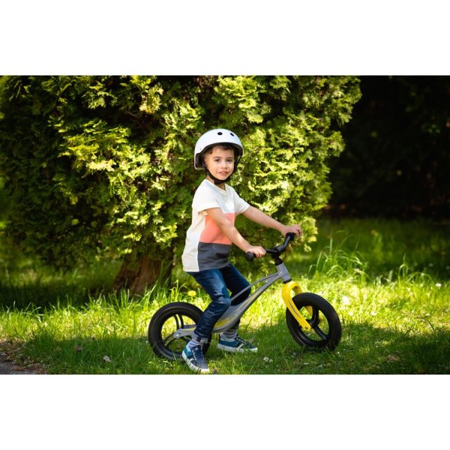 Lionelo - Bicicleta usoara Bart Tour, Fara pedale, Cu cadru din magneziu, Cu ghidon si sa reglabile, Greutate 3.8 Kg, 12 inch, Conform cu standardul european de securitate EN71, Pink Bubblegum BYNLOE-BART_TOUR_PINK_BUBBLEGUM