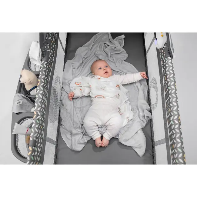 Lionelo - Patut pliant cu doua nivele Sven Plus, 120x60 cm, arcada jucarii, masuta de infasat, vibratii, melodii, conform cu standardele europeane de securitate EN716 si EN12221, Grey BYNLO-SVEN_PLUS_GREY_CONCRETE
