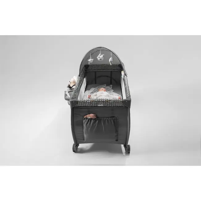 Lionelo - Patut pliant cu doua nivele Sven Plus, 120x60 cm, arcada jucarii, masuta de infasat, vibratii, melodii, conform cu standardele europeane de securitate EN716 si EN12221, Grey BYNLO-SVEN_PLUS_GREY_CONCRETE