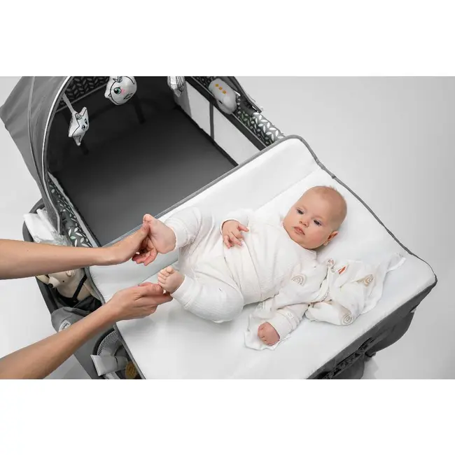 Lionelo - Patut pliant cu doua nivele Sven Plus, 120x60 cm, arcada jucarii, masuta de infasat, vibratii, melodii, conform cu standardele europeane de securitate EN716 si EN12221, Grey BYNLO-SVEN_PLUS_GREY_CONCRETE