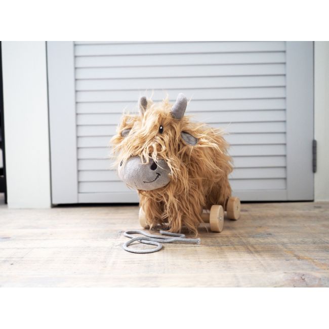Little Bird Told Me - Hubert Highland Cow Pull Along Toy Cu Roti Detasabile, Pentru Copii Pjblb3102