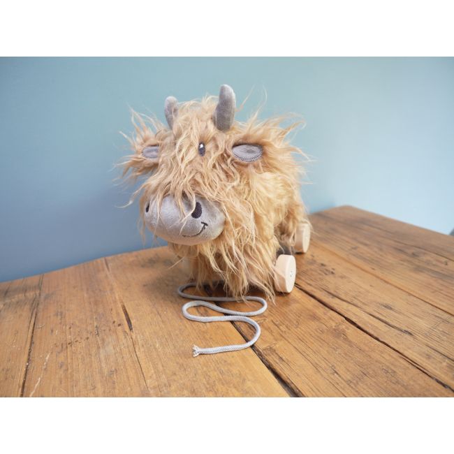 Little Bird Told Me - Hubert Highland Cow Pull Along Toy Cu Roti Detasabile, Pentru Copii Pjblb3102