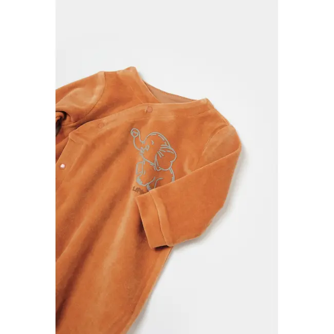 Salopeta Elefant cu maneca lunga si botosei din 80%bumbac organic si 20% poliester - Caramiziu, BabyCosy (Marime: 6-9 luni) JEMBC-CSYK6039-6