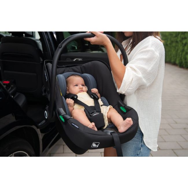 Lionelo - Soica auto i-Size Astrid, Include baza Isofix, 0-13 Kg, 40-87 cm, Cu maner si capotina reglabile, Cu protectie laterala avansata, Salteluta confortabila , Conform cu R129, Negru/Gri BYNLO-ASTRID_I-SIZE_BLACK_GREY+BASE_BLACK