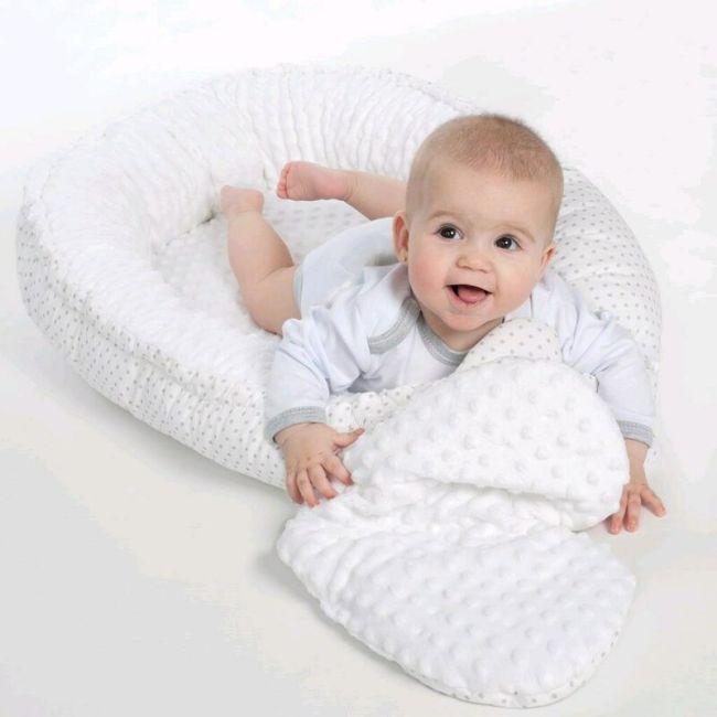 Set 3 piese Luxury, Baby Nest cu doua fete, Cu paturica si pernuta in forma de inima, New Baby, Minky Bears Pink BYN42979