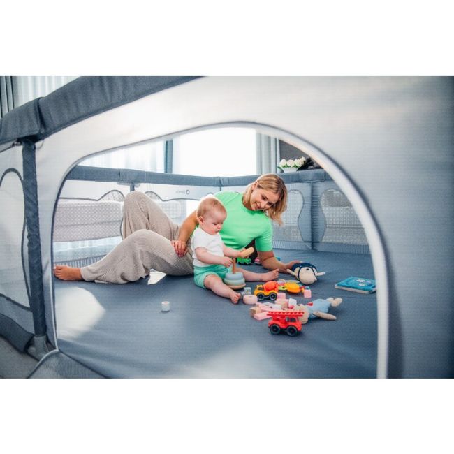 Tarc de joaca copii, Lionelo, Willow XL,180 x 200 cm, Pliere compacta, Include geanta de transport, Din plasa, Cu doua intrari laterale si fermoar, Cu ventuze pentru stabilitate, Conform cu EN 12227:2010, Gri BYNLO-WILLOW_XL_GREY_CONCRETE