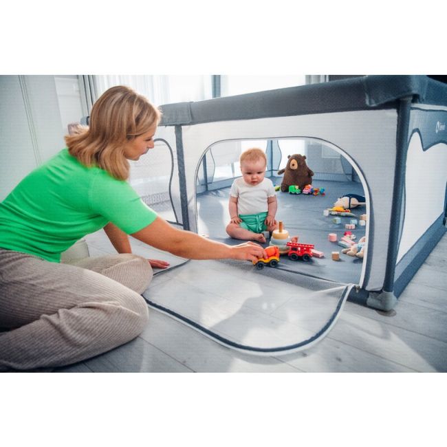 Tarc de joaca copii, Lionelo, Willow XL,180 x 200 cm, Pliere compacta, Include geanta de transport, Din plasa, Cu doua intrari laterale si fermoar, Cu ventuze pentru stabilitate, Conform cu EN 12227:2010, Gri BYNLO-WILLOW_XL_GREY_CONCRETE