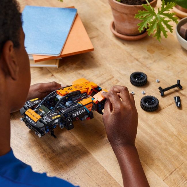 LEGO TECHNIC NEOM MCLAREN EXTREME E RACE CAR 42166 VIVLEGO42166