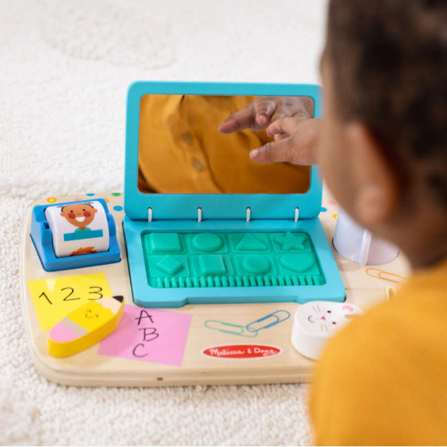 Laptop din lemn de jucarie pentru toddleri - okemd30753