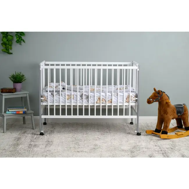 Patut din lemn bebe, 120x60 cm, Cu laterala culisanta, Din lemn de pin si mdf, Stabil si rezistent, Inaltime saltea reglabila pe 3 nivele, Laterala cu 3 bete detasabile, EN716-1, EN716-2, Alb, Qmini, Maya + Saltea 10 cm BYNQMMAY10CM03AL