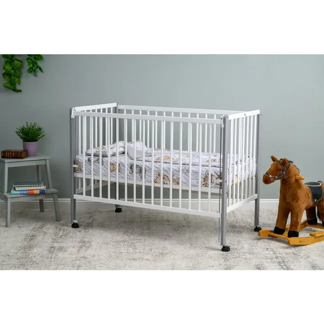 Patut din lemn bebe, 120x60 cm, Cu laterala culisanta, Din lemn de pin si mdf, Stabil si rezistent, Inaltime saltea reglabila pe 3 nivele, Laterala cu 3 bete detasabile, EN716-1, EN716-2, Alb, Qmini, Maya + Saltea 10 cm BYNQMMAY10CM03AL
